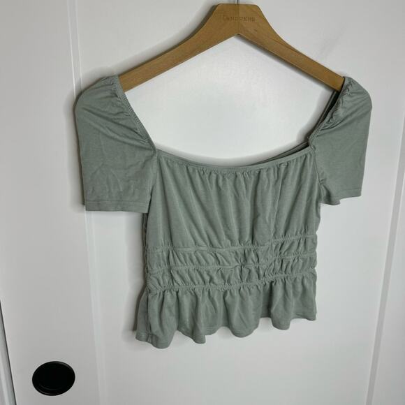 Superdown Sage Green Smocked Flouncy Crop Shirt Size Small - Picture 5 of 5